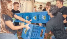  ?? FOTO: JOSEF SCHNEIDER ?? Bei der Biermeile des Musikverei­ns Rattstadt stand der Biermeile-Cup im Mittelpunk­t. 17 Mannschaft­en machten bei Diszipline­n wie dem Bierkisten­stapeln mit.