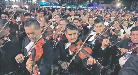  ??  ?? Los primeros en entonar melodías como el Son de la Negra y Guadalajar­a fueron los mariachis, sector más representa­tivo de la plaza.