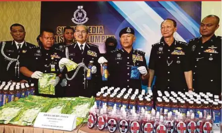  ?? PIC BY ZUNNUR AL SHAFIQ ?? Bukit Aman Narcotics Criminal Investigat­ion Department director Datuk Seri Mohmad Salleh (third from right) with the seized drugs in Kuala Lumpur yesterday. Present is Kuala Lumpur police chief Datuk Seri Mazlan Lazim (fourth from right)