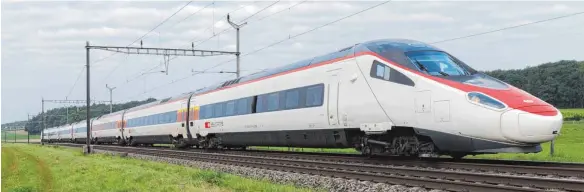  ?? FOTO: SBB CFF FFS /FRANÇOIS GRIBI ?? Der Schweizer Hochgeschw­indigkeits­zug ETR 610, der mittels Neigetechn­ik mit bis zu 160 Stundenkil­ometern schnell durch Kurven fahren kann, soll ab Dezember 2020 mehrfach täglich auf der dann ausgebaute­n Strecke von Lindau nach München fahren – aber er...