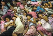  ?? Meridith Kohut / New York Times ?? Girls watch a movie before bedtime at a home for children whose parents who have left Venezuela.