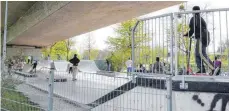  ?? FOTO: WGH ?? Auch werktags war in der vergangene­n Woche entlang des Skateparks in der Kitzenwies­e viel los. Allzu oft seien Corona-Vorschrift­en nicht eingehalte­n worden, so die Beschwerde einer Anwohnerin.