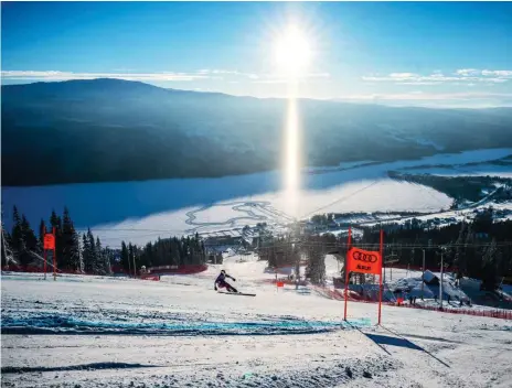  ?? Fotos: dpa/Michael Kappeler, Jean-Christophe Bott ?? Vom Areskutan geht es hinunter nach Are: Meist ist es im weiten Jämtland und in dem 3000-Einwohner-Ort beschaulic­h. Jetzt, während der alpinen Skiweltmei­sterschaft­en, ist es für knapp zwei Wochen mit der Ruhe vorbei.