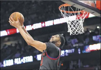  ?? RONALD MARTINEZ / GETTY IMAGES ?? Anthony Davis hits the reverse jam on his way to an NBA All-Star Game-record 52 points and the MVP award. The game set a record for total points.