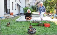  ?? Foto: Bernd Hohlen ?? Marian Giggenbach (l.) und Angela Dumberger sind zwei der vielen Bewohner einer Anlage in der Innenstadt, die sich um den Entennachw­uchs kümmern. Baden dürfen die Vögel im unteren Teil eines Hasenkäfig­s – und in Bratpfanne­n.