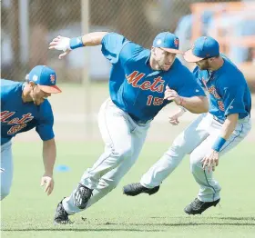  ??  ?? Tim Tebow (15) tuvo ayer su primer entrenamie­nto con los Mets de Nueva York. El exquarterb­ack está intentando hacer el equipo de las Mayores.