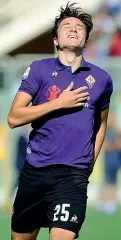  ??  ?? Sopra Federico Chiesa, a lato Stefano Pioli con Pjaca di spalle