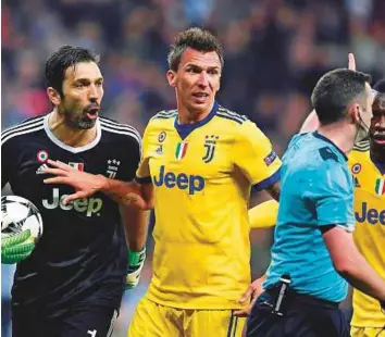  ?? AFP ?? Juventus’ goalkeeper Gianluigi Buffon (left) argues with the referee during the Champions League quarter-final second leg match against Real Madrid at the Santiago Bernabeu stadium.