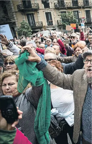  ??  ?? Colapso La calle Roger de Llúria fue el escenario de la protesta de los jubilados ayer en Barcelona. Llegaron con dificultad a la sede de la Delegación del Gobierno en la calle Mallorca, protegidos por vehículos policiales