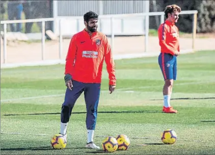  ?? FOTO: EFE ?? Diego Costa, en el entrenamie­nto de ayer junto a Griezmann EL delantero regresa a una convocator­ia dos meses después