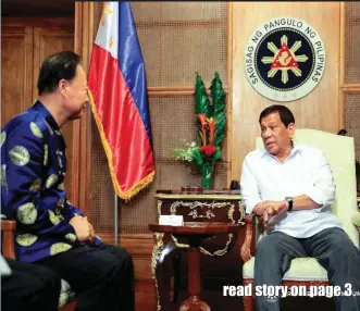  ?? (Photo by Albert Alcain.) ?? President Rodrigo Roa Duterte discusses matters with Chinese Ambassador to the Philippine­s Zhao Jianhua.