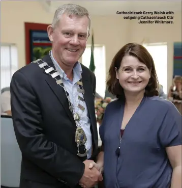  ??  ?? Cathaoirle­ach Gerry Walsh with outgoing Cathaoirle­ach Cllr Jennifer Whitmore.