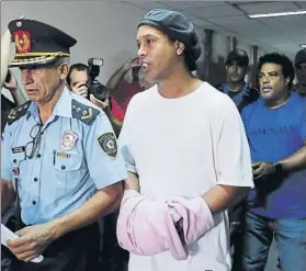  ?? FOTO: AP ?? Ronaldinho y su hermano Roberto permanecen en arresto en un hotel de Asunción