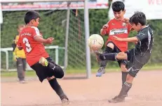  ?? FOTO: UWE MISERIUS ?? Voller Einsatz: Hier spielen die Kickers Opladen (in Rot) gegen Nachwuchss­pieler des BV Bergisch Neukirchen.