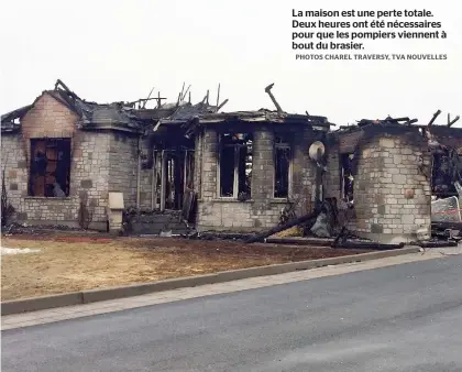  ??  ?? La maison est une perte totale. Deux heures ont été nécessaire­s pour que les pompiers viennent à bout du brasier.