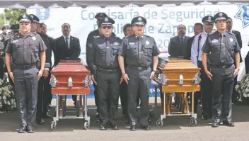  ??  ?? Elementos de seguridad realizaron ayer el homenaje de cuerpo presente a los policías de Zapopan caídos el pasado lunes.