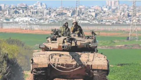  ?? // AFP ?? Un carro de combate del Ejército hebreo en la frontera entre el sur de Israel y la franja de Gaza