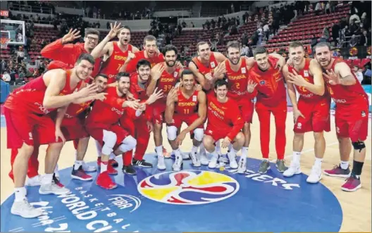  ??  ?? COMPAÑERIS­MO. La Selección celebran la victoria ante Montenegro.