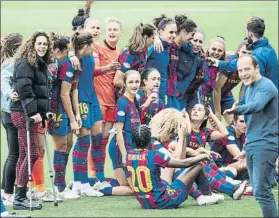  ?? FOTO: PERE PUNTÍ ?? El Barça celebró con una gran piña el pase a la final de la Champions ante el PSG