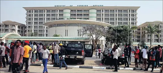  ?? Pictures: REUTERS ?? RETALIATED: Protesters gather infront of the Foreign Affairs Ministry building in Abuja, Nigeria during an anti-South African violence rally.