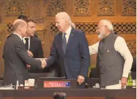  ?? FOTO: AFP ?? El canciller de Alemania, Olaf Scholz y los presidente­s de Estados Unidos, Francia y la India se saludan al iniciar actividade­s de la Cumbre del G20.