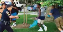  ??  ?? In dem VideoClip ist zu sehen, wie ein USPolizist zwei schwarze Jugendlich­e mit seiner Dienstwaff­e bedroht