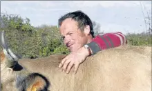  ??  ?? Nicolas Clouet, éleveur de vaches maraîchine­s en Vendée. Sa participat­ion crédibilis­e ce documentai­re inédit.