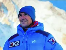  ??  ?? Sergi Mingote, el día anterior a su muerte descendien­do el K2