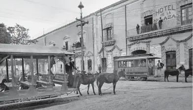  ??  ?? Historia. Sistema de trasporte urbano de tranvías tirado por mulitas, recorría las principale­s calles de la ciudad cuando el ritmo del tiempo parecía correr más lento.