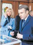  ?? FOTO: PASCAL ROSSIGNOL/DPA ?? Emmanuel Macron neben seiner Ehefrau Brigitte Macron bei seiner Stimmabgab­e für die Kommunalwa­hlen.