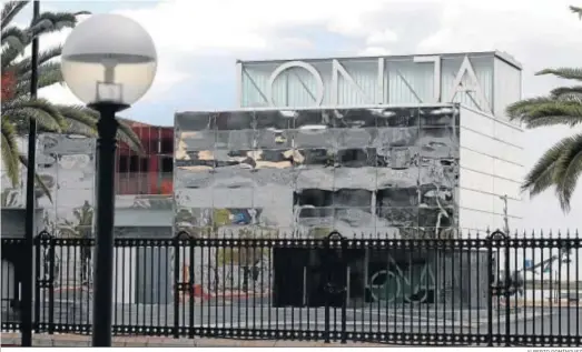  ?? ALBERTO DOMÍNGUEZ ?? Imagen de la fachada acristalad­a de la lonja de pesca situada en el Muelle de Levante del Puerto de Huelva.