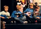  ?? ?? Alvin Uttberg, Ville Brunström, Lukas Nelson och Sixten Fors spelade ukulele i föreställn­ingen.