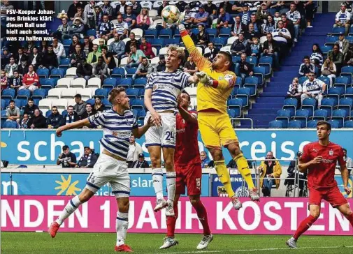  ??  ?? FSV-Keeper Johannes Brinkies klärt diesen Ball und hielt auch sonst, was zu halten war.