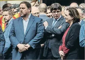  ?? DAVID AIROB ?? Junqueras, Puigdemont y Colau, ayer en la plaza Sant Jaume