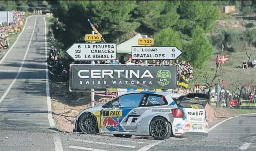  ?? VICENÇ LLURBA / ARXIU ?? Imagen de Sébastien Ogier por el asfalto del Priorat, en uno de los tramos que este año ya no acogerán el rally