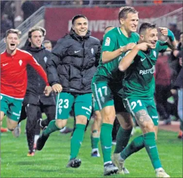  ??  ?? EL GOL DE LA VICTORIA. Los jugadores del Sporting celebran el gol de Traver en el descuento.