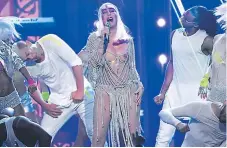  ??  ?? Cher. La leyenda del pop hizo un performanc­e con su tema Believe y recibió el premio en reconocimi­ento a su carrera.