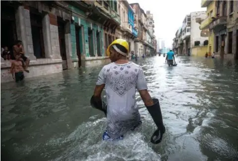  ?? © afp ?? Waterellen­de in de Cubaanse hoofdstad Havana, na de doortocht van Irma.