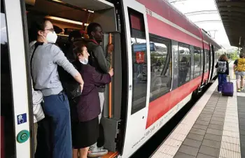  ?? TINO ZIPPEL ?? Montagvorm­ittag am Bahnhalt Jena-Paradies: Selbst im Einstiegsb­ereich stehen die Fahrgäste dicht an dicht. Gleich fährt der Zug weiter nach Leipzig – zwei Passagiere kommen nicht mit.