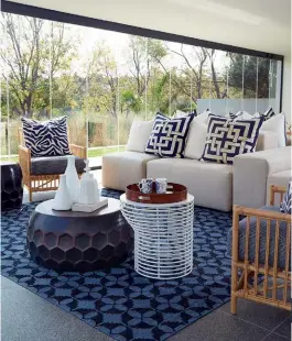  ??  ?? Clockwise, from above Theveranda­h features a coffee table from la Grange interiors, Pezula interiors cane armchairs and a Paco rug; Tessa Proudfoot; a leonardo Design ‘stick’ console table and Thibaut wallpaper in the entrance hall