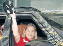  ?? FACEBOOK PHOTO ?? Elizabeth Steeves holds up the Invictus Games flag in a wave.