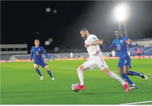  ?? JUANJO MARTÍN / EFE ?? Karim Benzama se marcha con el balón controlado perseguido por Rudiger.