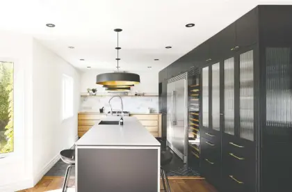  ?? PHOTOS COURTESY OF MICHAEL GODMER ?? Designer Michael Godmer said the black in this Bouchervil­le kitchen “was used both as a contrast and to integrate all of the elements that needed to be included.”