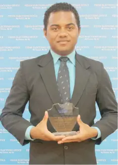  ??  ?? Fijian Elections Office’s Returning Officer for the Fiji National University Students Associatio­n election, Mesake Dawai, with the token of appreciati­on from FNU.