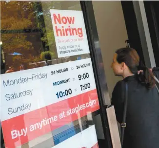  ?? DREW ANGERER GETTY IMAGES AGENCE FRANCE-PRESSE ?? L’économie américaine a créé 164 000 nouveaux emplois, soit l’un des chiffres les plus faibles en sept mois, selon les données du ministère du Travail publiées vendredi. Les analystes s’attendaien­t à 190 000.