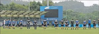  ?? FOTO: RC DEPORTIVO ?? El Depor se une. Respetuoso minuto de silencio en la Ciudad Deportiva de Abegondo como repulsa