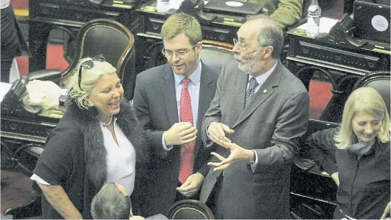  ?? DYN ?? Mesa chica. Elisa Carrió con los macristas Massot y Tonelli y la aliada santafesin­a Copes, en la sesión de la semana pasada de Diputados.