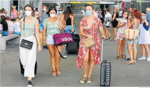  ?? JAVIER ALBIÑANA ?? Varias personas llegan al aeropuerto de Málaga, ayer.