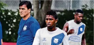  ?? ARCHIVO ?? ► Gustavo Quinteros (i), entrenador de Emelec, con Miler Bolaños (c), el 9 de julio del 2013. Ese año el delantero jugó poco en el equipo que se coronó campeón ecuatorian­o.