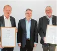  ?? Foto: Benninger ?? Den Ehrenmeist­ermeisterb­rief erhielt Günter Diethei (links) und den Goldenen Meisterbri­ef Hubert Rettenmeie­r (rechts) von Obermeiste­r Werner Luther (Mitte).